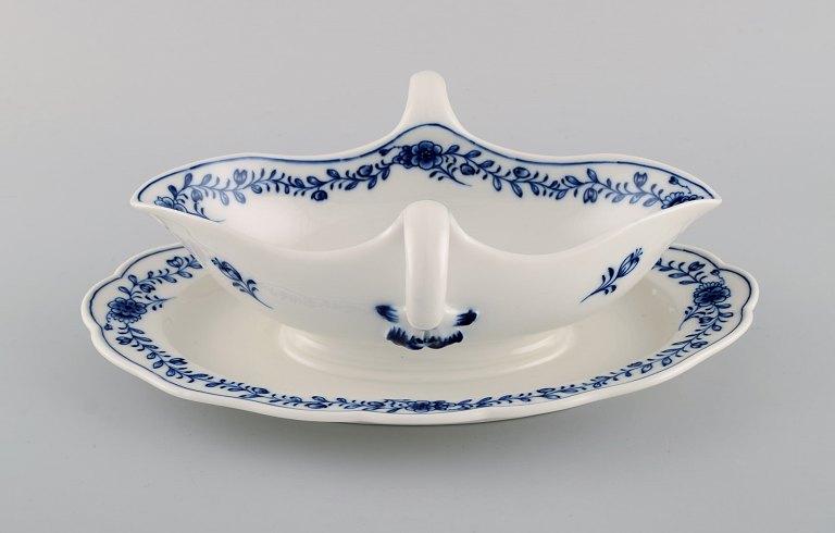 Meissen Neuer Ausschnitt sauce bowl in hand-painted porcelain with floral decoration. Approx. 1900.