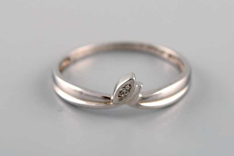 Margit E. Collection, Denmark. Alliance ring in 9 carat white gold adorned with cubic zirconias. 21st Century.