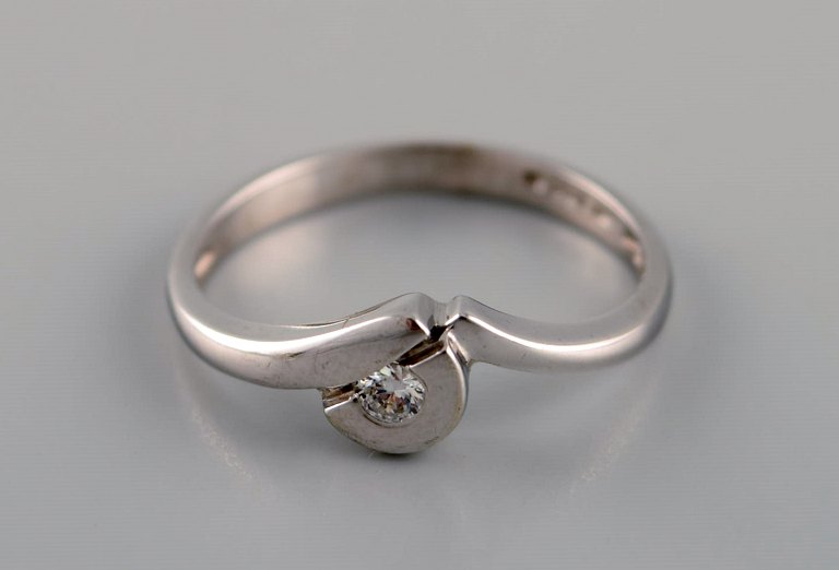 Margit E. Collection, Danmark. Ring i 9 karat hvidguld prydet med cubic zirkon. 21. århundrede.