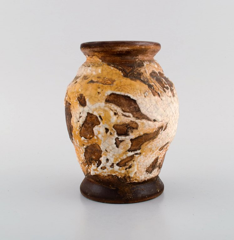 Louis Dage (1885-1961), French ceramist. Unique vase in glazed ceramics. Beautiful glaze in brown and light earth tones. 1930s.