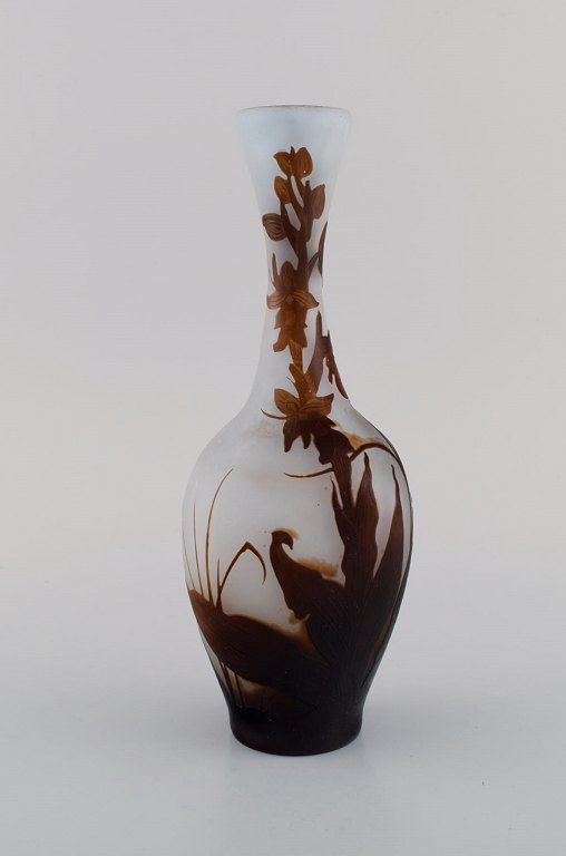Early Emile Gallé vase in frosted and brown art glass carved with motifs in the form of foliage. Early 20th century.