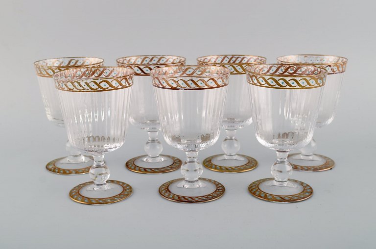 Nason & Moretti, Murano. Syv rødvinsglas i mundblæst kunstglas med håndmalet turkis og gulddekoration. 1930