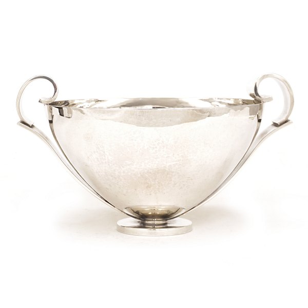 Harald Nielsen skål #802. Harald Nielsen for Georg Jensen i perioden 1933-44. Stor kraftig skål i sterlingsølv. H: 14,2cm. V: 1.066gr