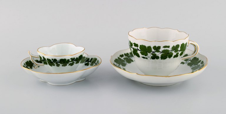 Meissen Green Ivy Vine Leaf mocha and tea cup in hand-painted porcelain with gold edge. 1920s / 30s.