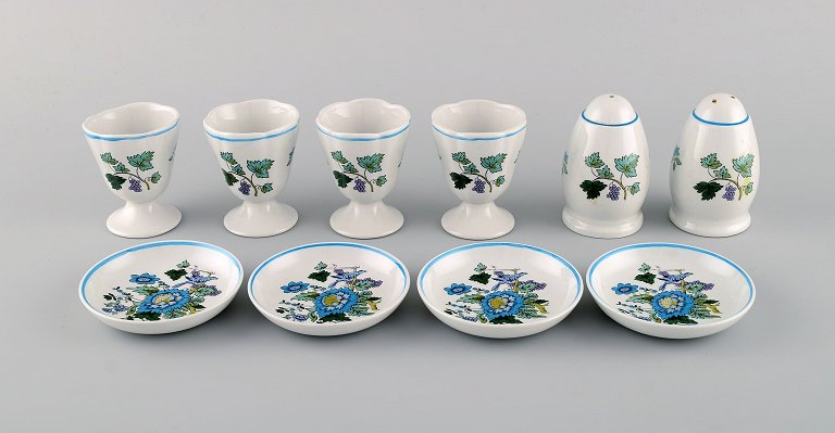 Spode, England. Fire Mulberry æggebægre, kaviarskåle og salt / peberbøsse i håndmalet porcelæn. 1960/70
