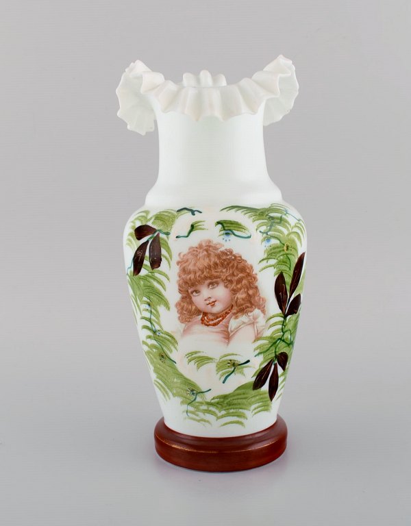 Antik vase i mundblæst opalineglas med håndmalet motiv af ung kvinde og bladværk. Ca. 1900.  