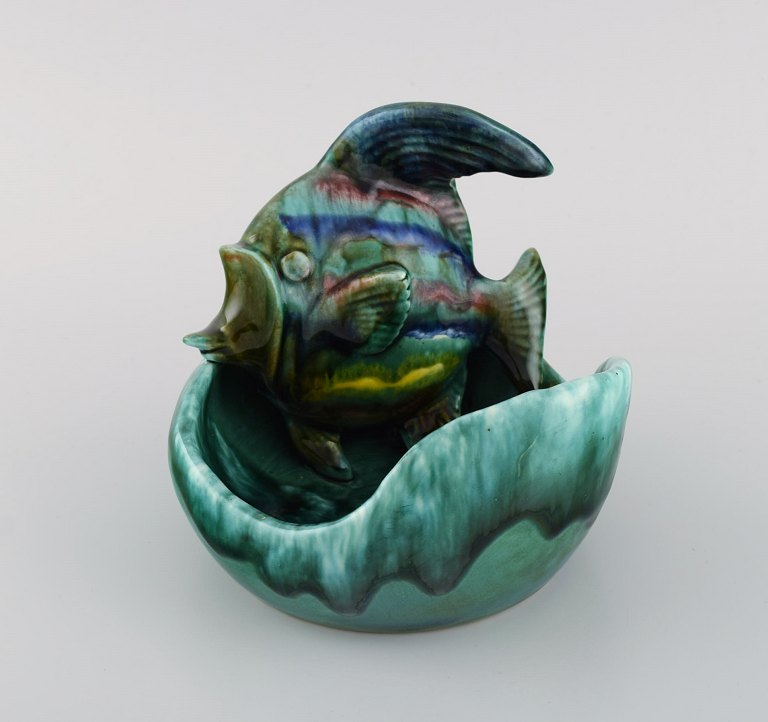 Belgisk studio keramiker. Skål i glaseret keramik modelleret med fisk. Smuk glasur i blågrønne nuancer. 1960/70