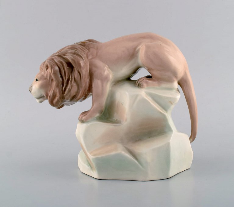 Amphora, Tjekkoslovakiet. Håndmalet art deco porcelænsfigur af løve på klippe. 1930/40