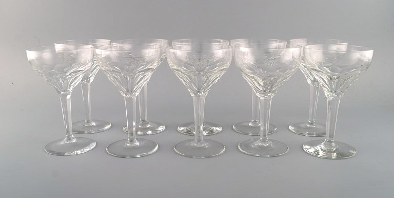 Val St. Lambert, Belgium. Ten red wine glasses in clear mouth-blown crystal glass. 1930s.