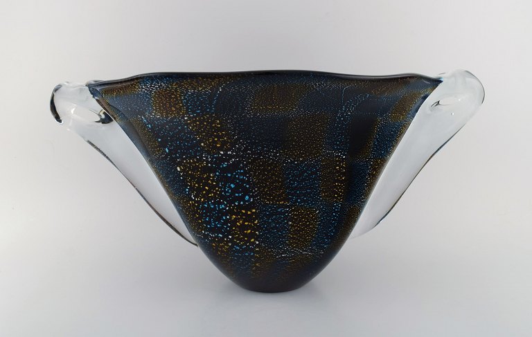Barovier og Toso, Venedig. Gigantisk vase i mundblæst kunstglas. Sort korpus med blå-gult mønster. Italiensk design, 1960