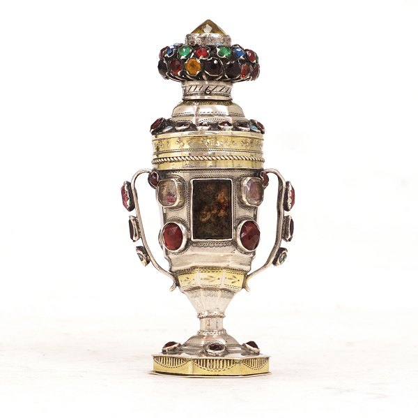 Poul Hansen hovedvandsæg i delvist forgyldt sølv med 80 flusser og to store flusser. Bag den ene monogrammet "PP". Mester Poul Hansen, Tønder, 1785-1830. H: 12,2cm. V: 100gr