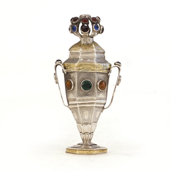 Hovedvandsæg i delvist forgyldt sølv prydet med flusser. Mester: Frende Hansen Frendesen, 1816-75, Tønder. H: 11,6cm