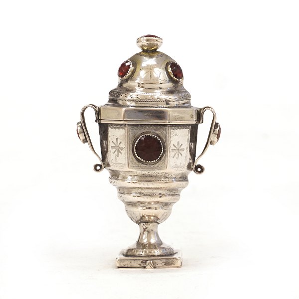 Hovedvandsæg i delvist forgyldt sølv prydet med flusser. Mester: Peter Christian Jost, 1801-02, Løgumkloster. H: 9,9cm