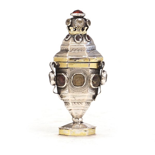 Hovedvandsæg af delvist forgyldt sølv prydet med flusser. P. G. S. Hiller, Løgumkloster, 1777-1853. H: 9,6cm