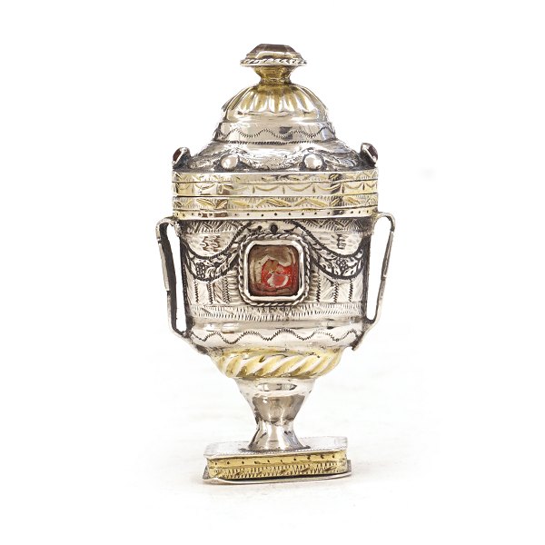 Hovedvandsæg af delvist forgyldt sølv prydet med flusser. Martin Petersen Hommelhoff, 1796-1827, Tønder. H: 8,4cm