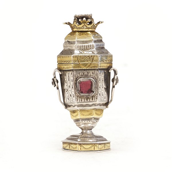 Hovedvandsæg af delvist forgyldt sølv prydet med flusser. Poul Hansen, Tønder, 1785-1830. Topflus mangler. H: 9cm