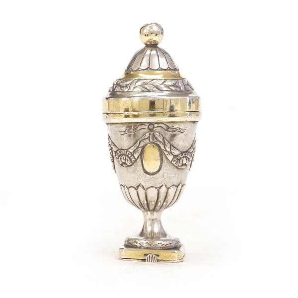 An early 19th century partly gilt Danish silver vinaigrette. Johan Adolf Müller, Haderslev. H: 8,7cm