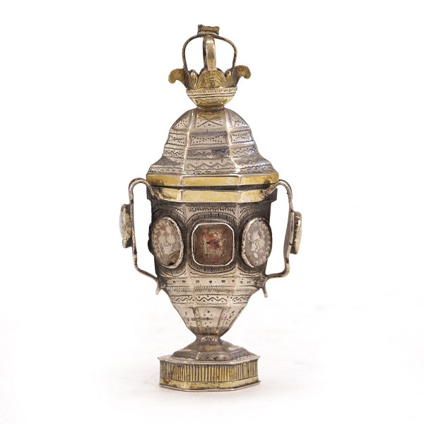 A Danish 19th century partly gilt silver vinaigrette.P. G. S. Hiller, Løgumkloster, 1777-1853.H: 10,4cm