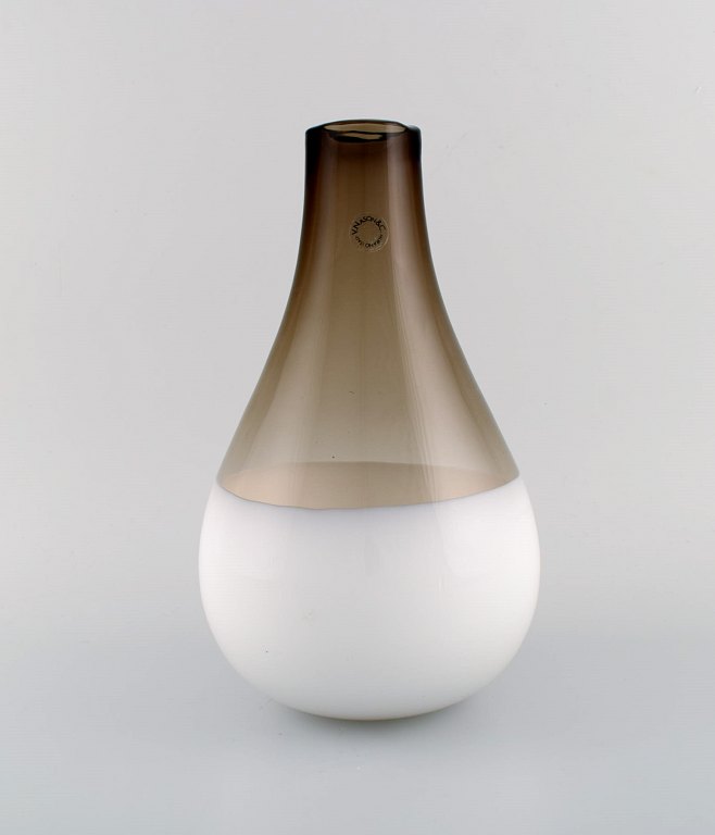 Vincenzo Nason & Cie, Murano. Stor dråbeformet vase i hvidt og røgfarvet mundblæst kunstglas. 1980
