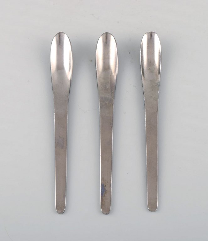 Arne Jacobsen for Georg Jensen. Modernistisk AJ bestik. Tre teskeer i rustfrit stål. Sent 1900-tallet.