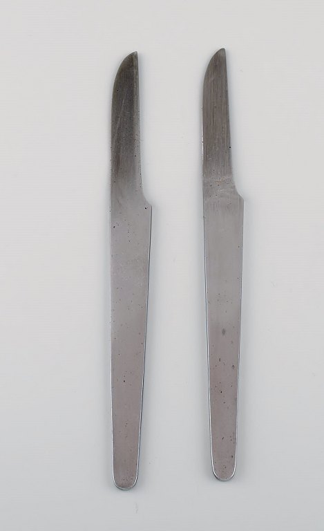 Arne Jacobsen for Georg Jensen. Modernist AJ cutlery. Two dinner knives in stainless steel. Late 20th century.
