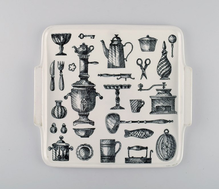 Arabia bakke i porcelæn dekoreret med køkkenredskaber. Finsk design, 1960/70