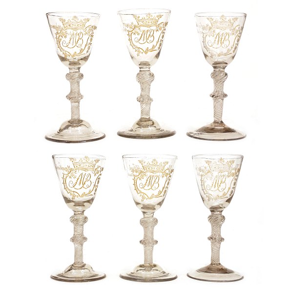 Sæt på seks Nøstentangen Chrystal Desertglas med forgyldte og kronede monogrammer "MB". På bagside drikkevers. Nøstetangen, norge, ca. år  1760. H: ca. 16,7cm