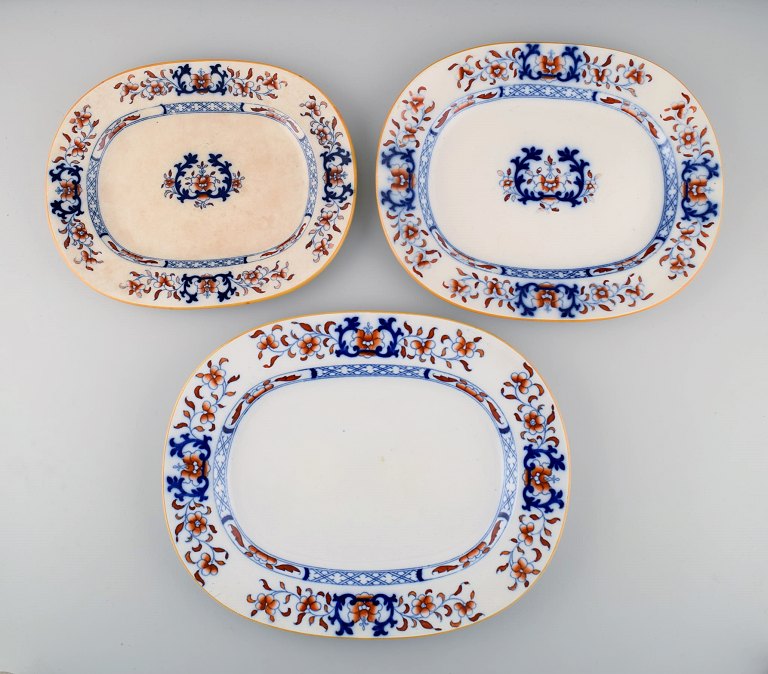 Mintons, England. Tre antikke fade i håndmalet fajance. Kinesisk stil, tidligt 1900-tallet.