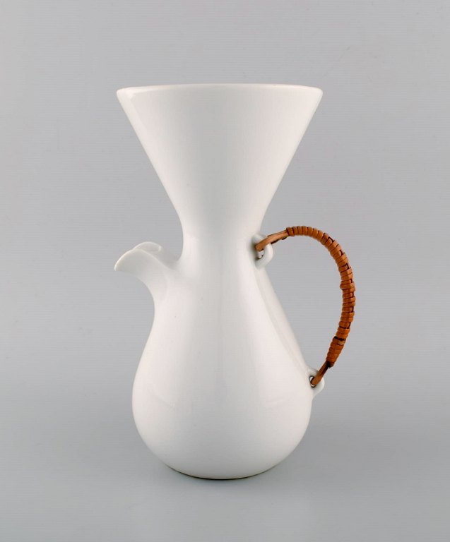 Freeman Lederman. Stor modernistisk kande i hvidglaseret keramik med hank i flet. Midt 1900-tallet.