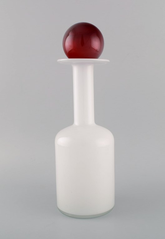 Otto Brauer for Holmegaard. Vase / bottle in white art glass with red ball. 1960s.