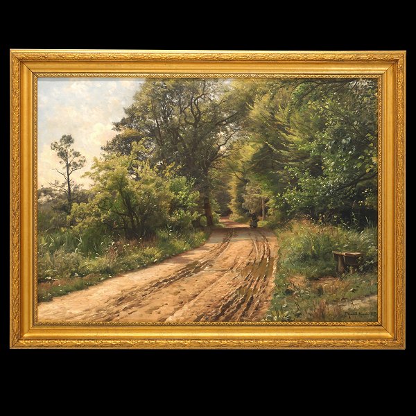 Peder Mønsted, 1859-1941, olie på lærred. Skovvej med personer på en solskinsdag. Signeret Peder Mønsted Raadvad 1917. Lysmål: 70x96cm. Med ramme: 86x112cm