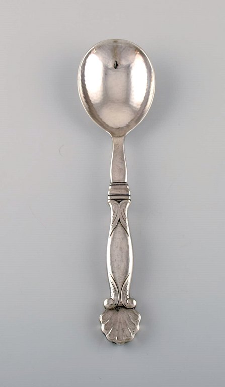 Sjælden Georg Jensen serveringsske i hel sterlingsølv. Dessin 102. Dateret 1930.