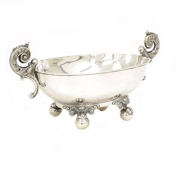 Oval sølvskål på kuglefødder, Nordtyskland. Strüven, Glückstadt, ca. år 1830. L: 23cm. H: 11cm. V: 255gr