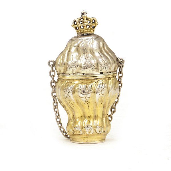 A partly gilt silver vinaigrette by Arved Hansen, Copenhagen, 1782. H: 7,9cm. W: 34,1gr