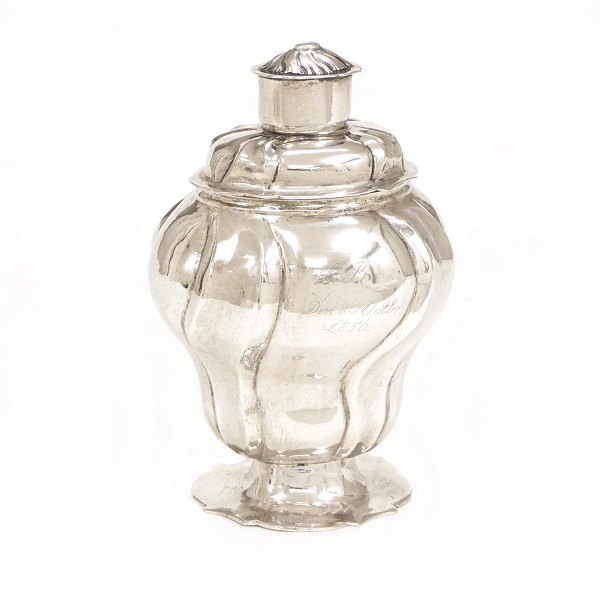 A Rococo silver tea caddy by Christopher Jonsen, Copenhagen 1754. H: 12,1cm. W: 176,5gr