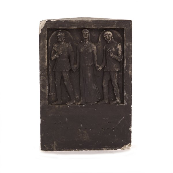 Johannes Bjerg relief. Johannes C. Bjerg, 1886-1955, relief i gips. "Vore Faldnes Minde 1914-18". Signeret. H: 34cm. B: 24cm. D: 7,5cm