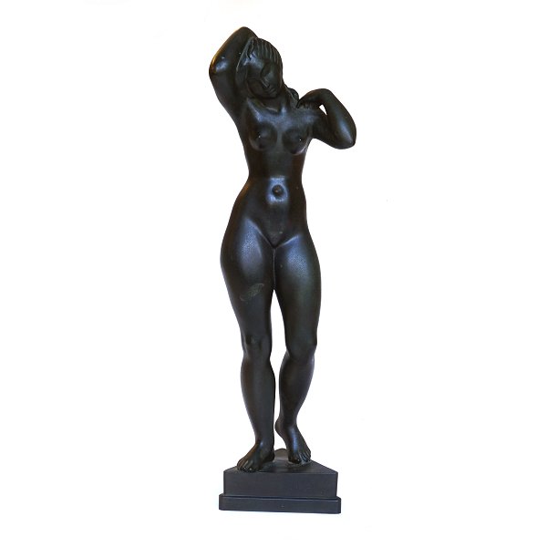 Johannes Bjerg bronzeskulptur. Johannes C. Bjerg, 1886-1955, statuette i bronze. "Kvinde paa trekantet Plint". Signeret. H: 55cm