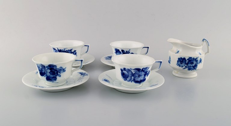 Fire Royal Copenhagen Blå Blomst Kantet kaffekopper med underkopper og flødekande. 1960