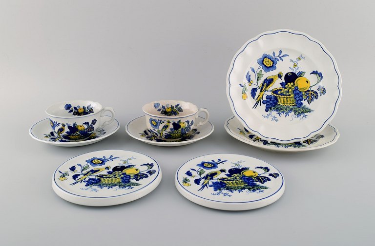 Spode, England. Blue Bird service i håndmalet porcelæn. To tekopper med underkopper, to tallerkener og to smørbrikker. 1930/40