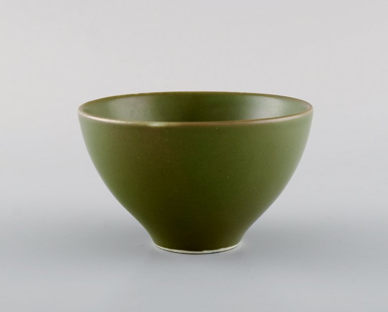 Gerd Bøgelund for Royal Copenhagen. Skål i glaseret keramik med lotusblomst i relief. Smuk glasur i grønne nuancer. Midt 1900-tallet.