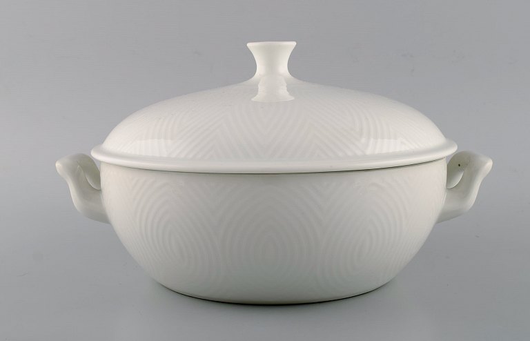 Royal Copenhagen. Salto Service, White. Large lidded tureen. 1960s.
