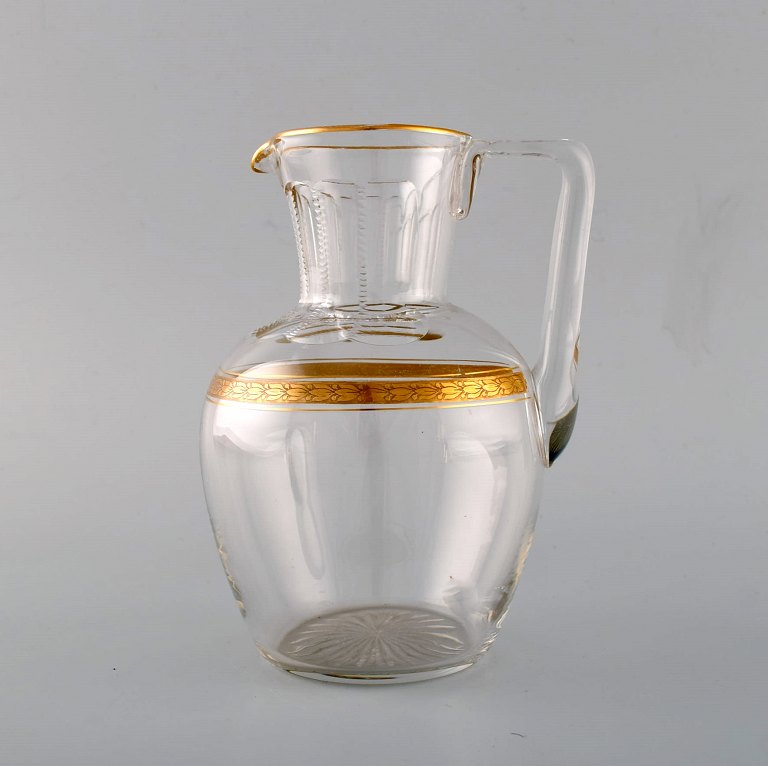 Baccarat, Frankrig. Art deco kande i mundblæst krystalglas med gulddekoration i form af blade. 1930