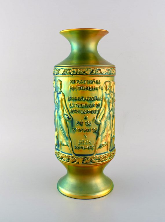 Unique Zsolnay vase in glazed ceramics. Beautiful eozin glaze. International exhibition of photography. 20th century.