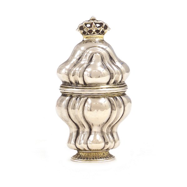Hovedvandsæg af delvist forgyldt sølv. Heinrich Breundle, Aabenraa, 1776-92. H: 7,2cm. V: 34,5gr