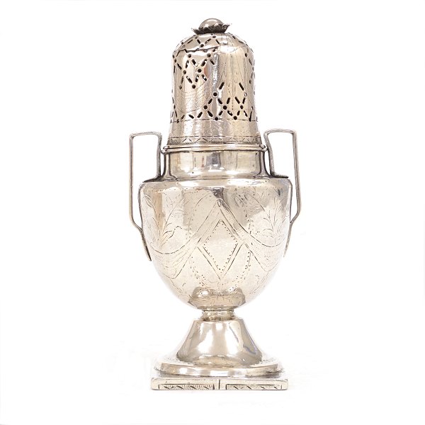 Strøbøsse af sølv. Martin Petersen Hommelhoff, Tønder, 1793-1827. H:15,7cm. V: 176gr