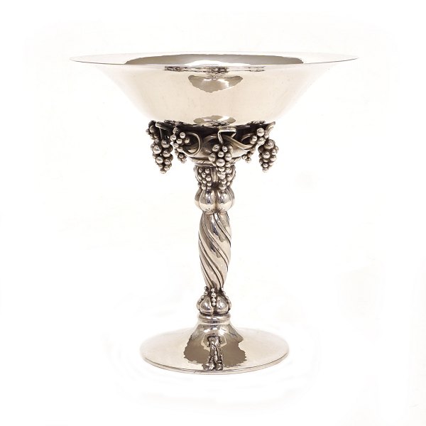 Georg Jensen drueopsats i sterlingsølv fra perioden 1925-30. #263. H: 18,7cm. V: 538gr