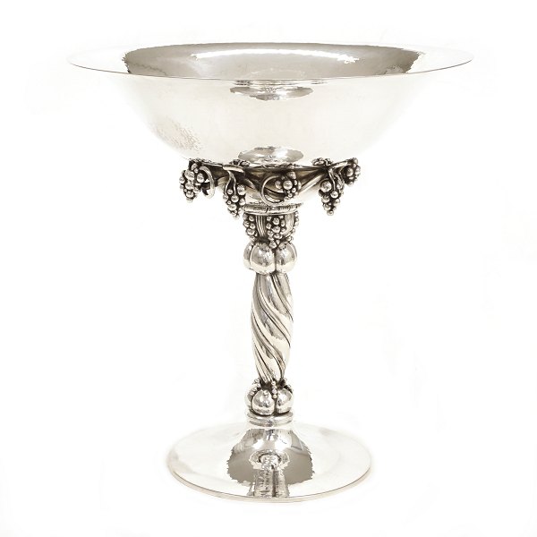 Stor Georg Jensen drueopsats i sterlingsølv. Designet af Georg Jensen 1918. #264A. H: 27,4cm. V: 1.380gr
