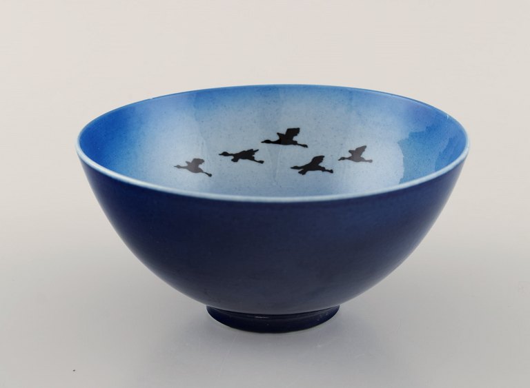 Sven Wejsfelt (1930-2009), Gustavsberg Studiohand. Unique bowl in glazed ceramics with hand-painted birds. Beautiful glaze in shades of blue. Dated 1991.