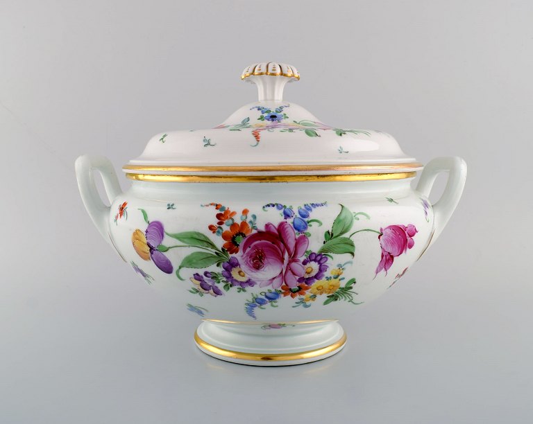Large antique Meissen soup tureen in porcelain with hand-painted flowers and gold decoration. Late 19th century.