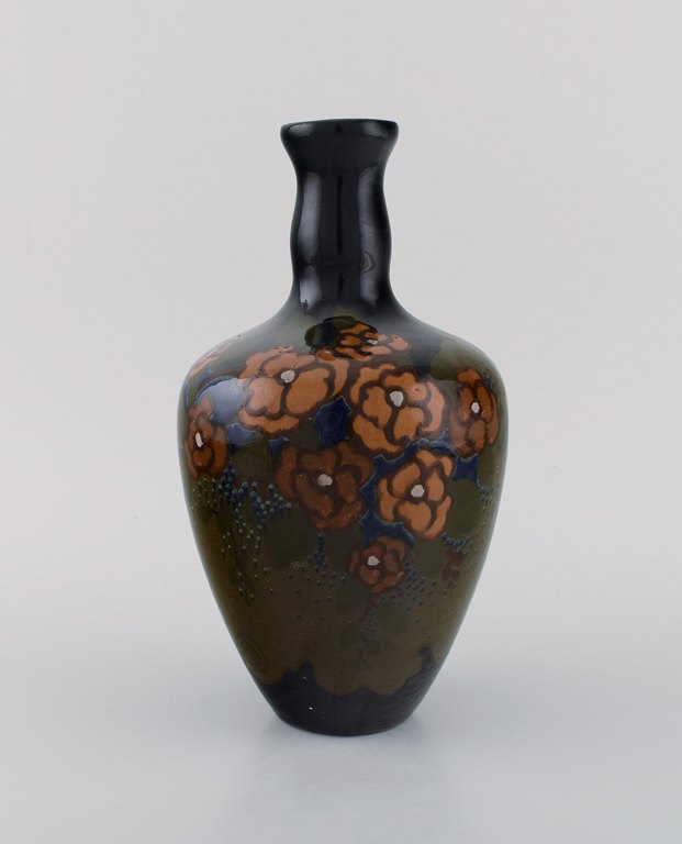 Arnhem, Holland. Antik art nouveau vase i glaseret keramik med håndmalede blomster og bladværk. Ca. 1910.